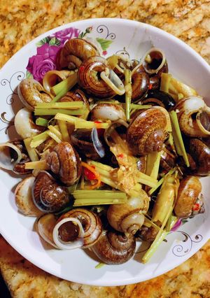 Hình của món Ốc núi xào sả, sa tế 🐌.