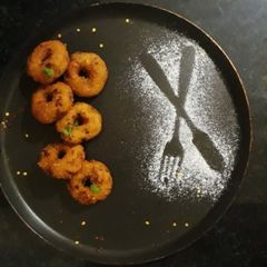 A picture of Poha and bread vada.