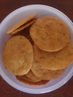 खस्ता मठरी (khasta mathri recipe in Hindi) रेसिपी मुख्य फोटो
