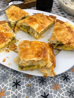 Una foto de Empanada de tortilla de patatas y pimientos