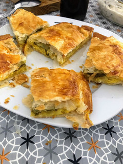 Una foto de Empanada de tortilla de patatas y pimientos