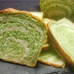 A picture of Spinach Peanut Chutney Swirl 🍞 bread loaf*.