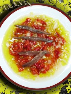 Una foto de Pipirrana con pimiento asado y anchoas