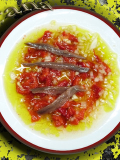 Una foto de Pipirrana con pimiento asado y anchoas
