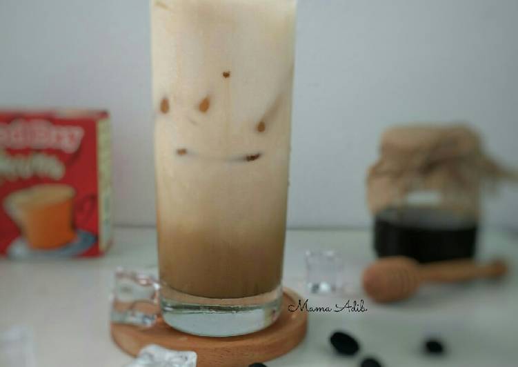 Langkah Mudah untuk Menyiapkan Es kopi gula aren, Menggugah Selera