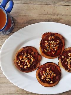 Una foto de Tortitas crujientes a la Miel y Brandy con Chocolate y Nueces