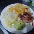 Carne a la plancha con papas ala francesa, ensalada y guacamole