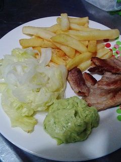 Una foto de Carne a la plancha con papas ala francesa, ensalada y guacamole