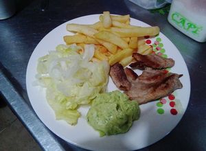 Una foto de Carne a la plancha con papas ala francesa, ensalada y guacamole
