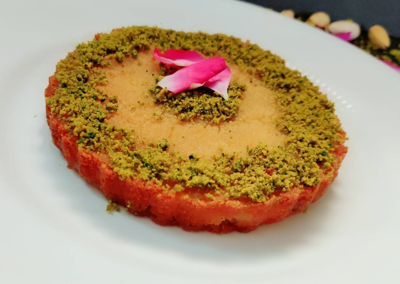 Bread kanafeh with pistachio crumble
