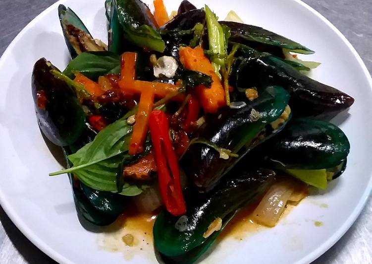 หอยแมลงภู่ผัดน้ำพริกเผา