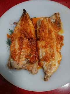 Una foto de Chicharro a la plancha con refrito de ajos y pimentón