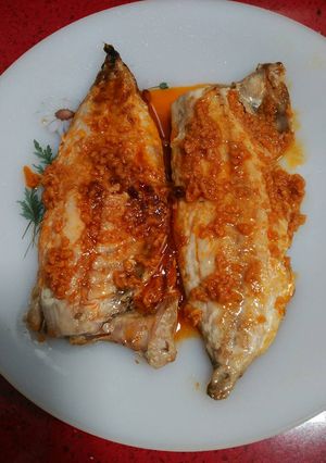 Una foto de Chicharro a la plancha con refrito de ajos y pimentón