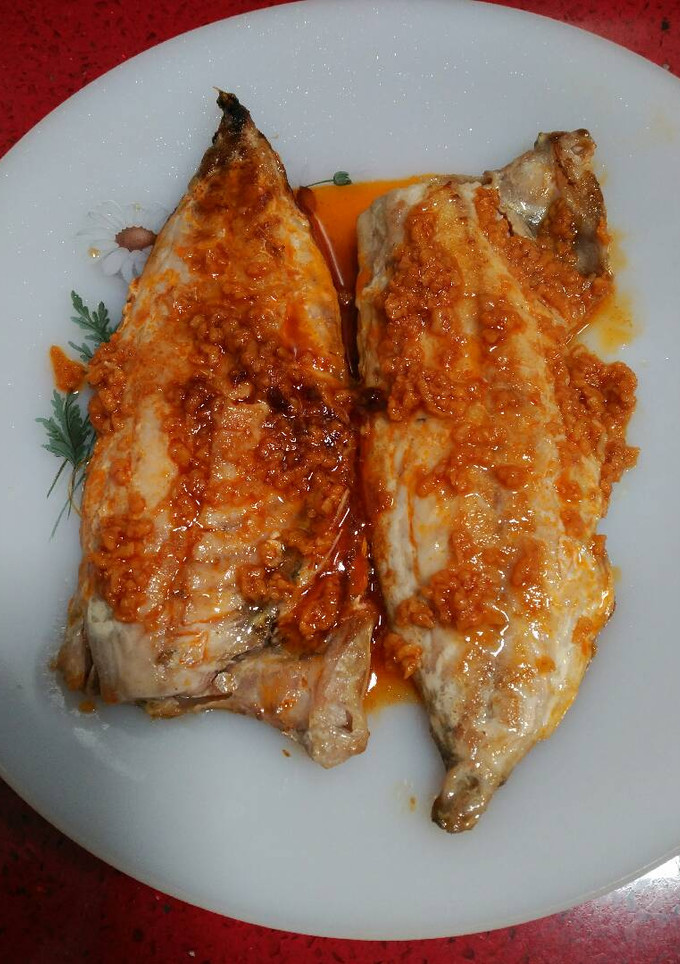 Una foto de Chicharro a la plancha con refrito de ajos y pimentón