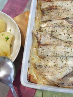 Una foto de Dorada y lubina con cebollas al orégano