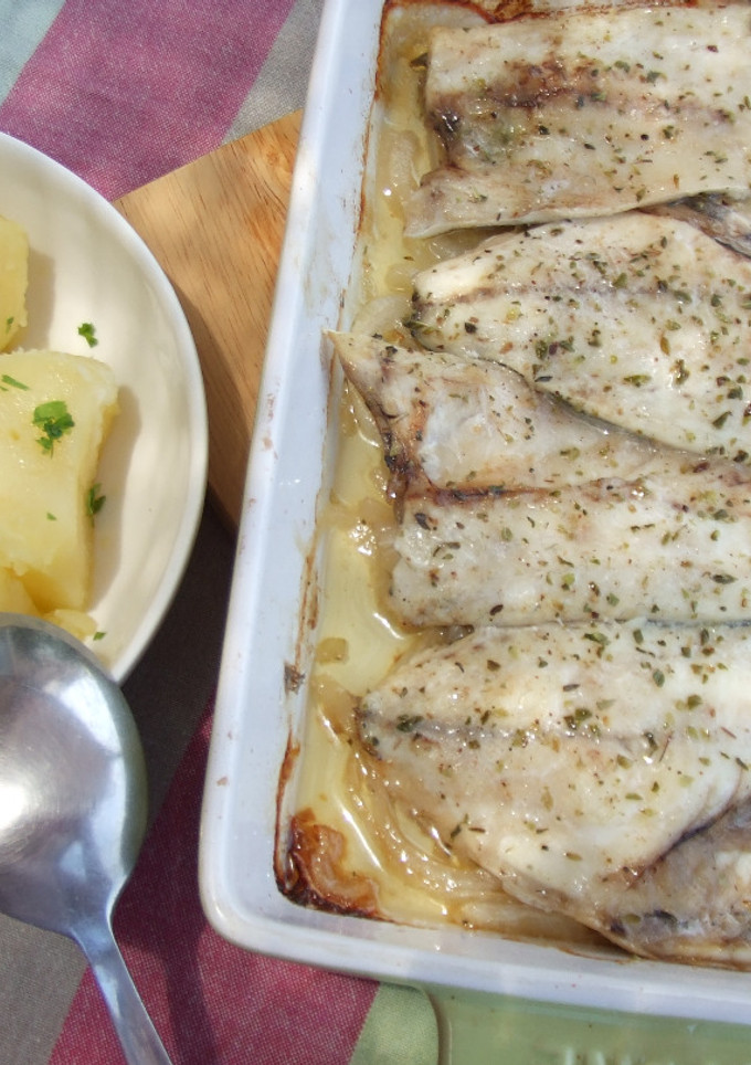 Una foto de Dorada y lubina con cebollas al orégano