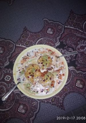 A picture of Dahi bhale.