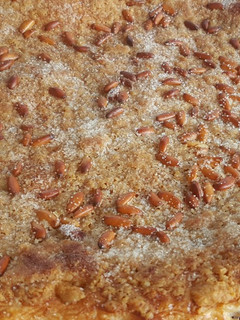 Una foto de Coca de llardons / coca de chicharrones