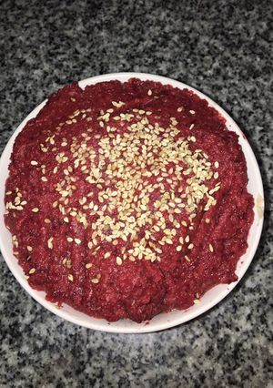 Una foto de Hummus de garbanzos y remolacha
