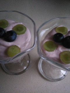 Una foto de Postre de fresa con uva y arándanos