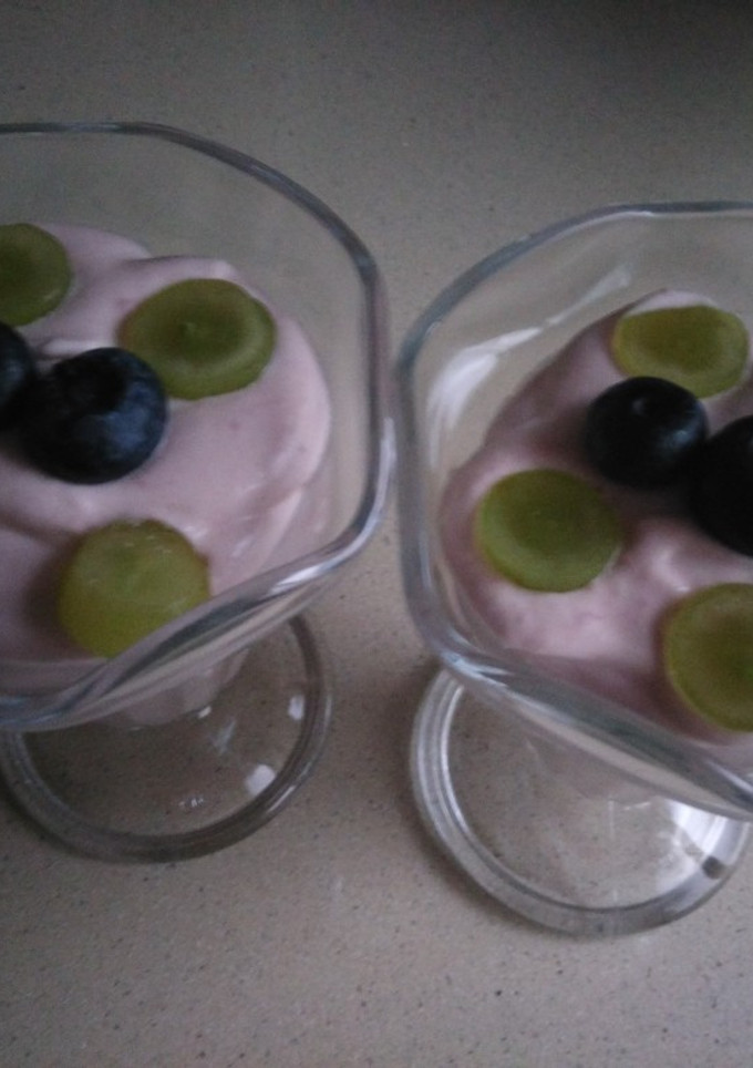 Una foto de Postre de fresa con uva y arándanos