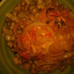 A picture of Boiled beans and garlic source.