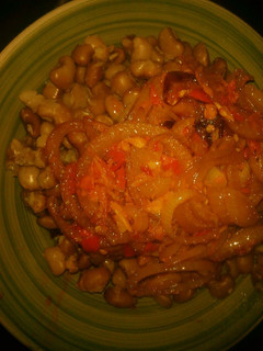 A picture of Boiled beans and garlic source.