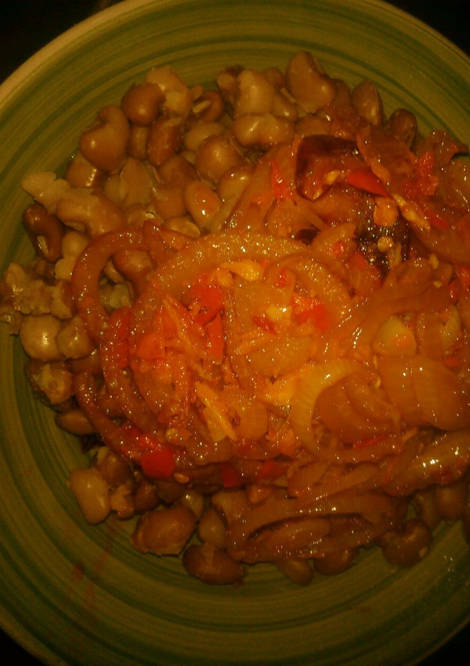 A picture of Boiled beans and garlic source.