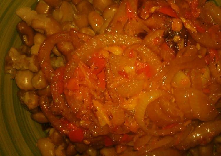 Boiled beans and garlic source