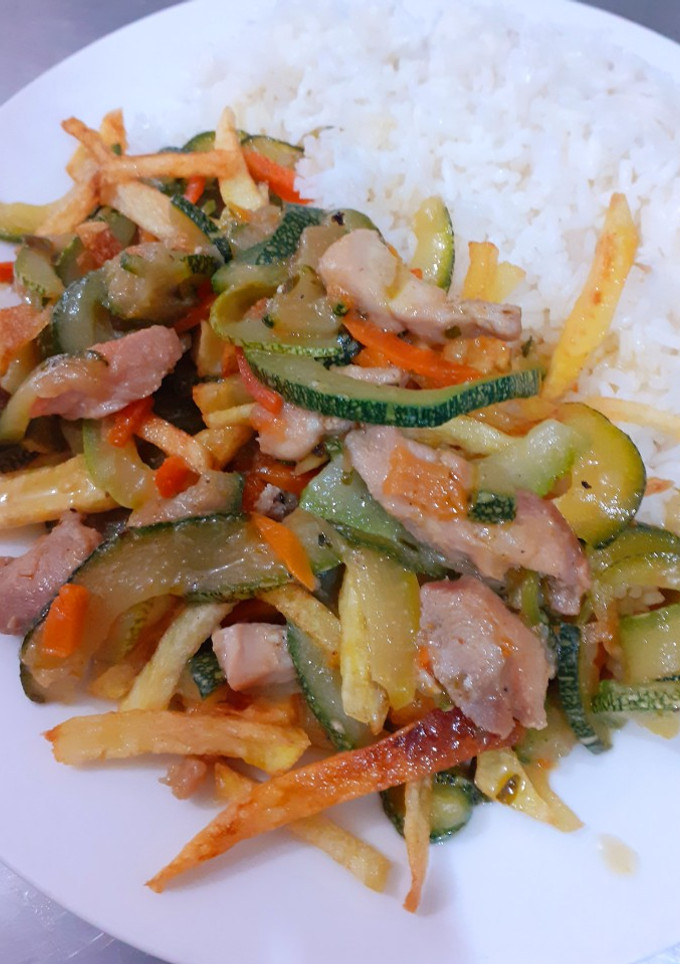 Una foto de Saltado de zucchini
