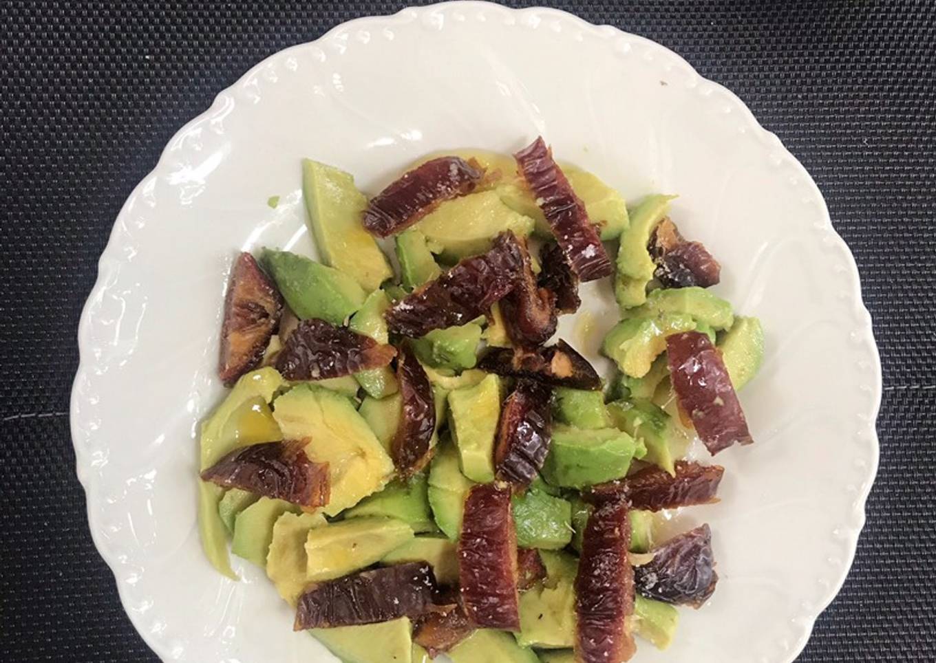 Ensalada de aguacate y dátiles medjol bio
