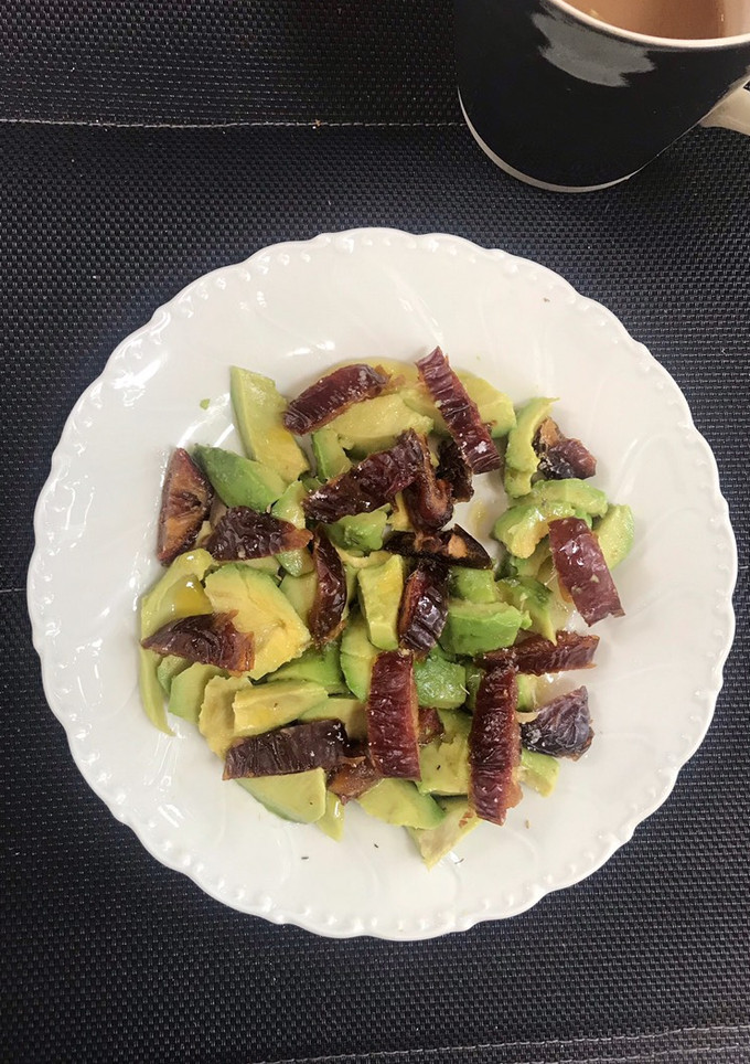 Una foto de Ensalada de aguacate y dátiles medjol bio
