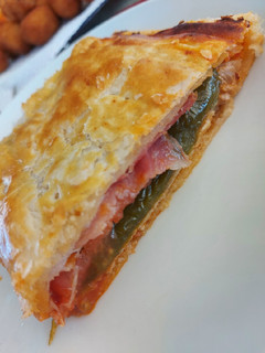 Una foto de Empanada de serranito