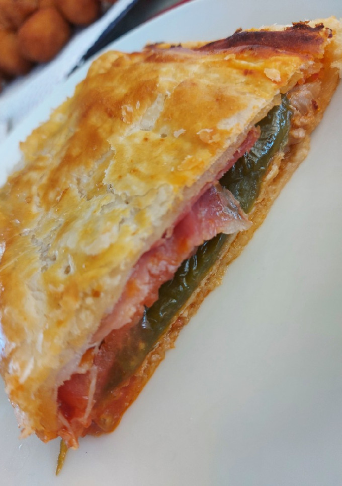 Una foto de Empanada de serranito