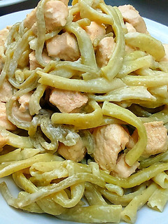 Una foto de Pasta de Espinaca y salsa de Pollo con Cebollín y Crema