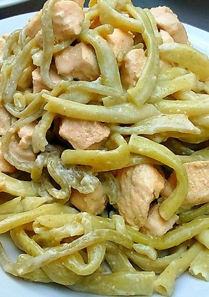 Una foto de Pasta de Espinaca y salsa de Pollo con Cebollín y Crema