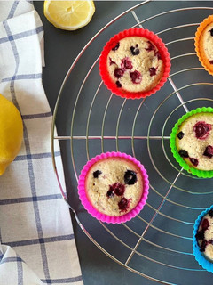 Una foto de Muffins de Avena, con limón, frutos rojos y Semillas de Amapola