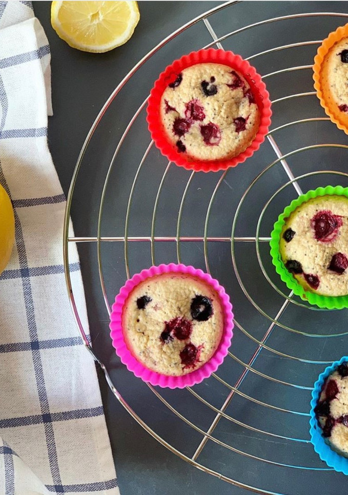 Una foto de Muffins de Avena, con limón, frutos rojos y Semillas de Amapola