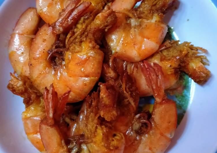 Bagaimana Menyiapkan Udang goreng yang Menggugah Selera