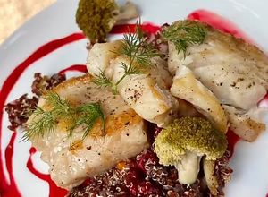 Una foto de Mero a la plancha con ensalada de quinoa roja