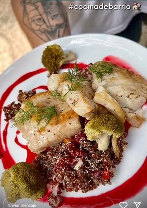 Una foto de Mero a la plancha con ensalada de quinoa roja