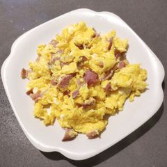 A picture of Stir Fry Egg with Bacon.