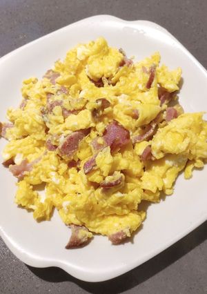 A picture of Stir Fry Egg with Bacon.