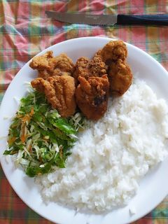 Una foto de Frango de passarinho con arroz blanco y ensaladas de verduras 😋