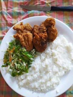 Una foto de Frango de passarinho con arroz blanco y ensaladas de verduras 😋
