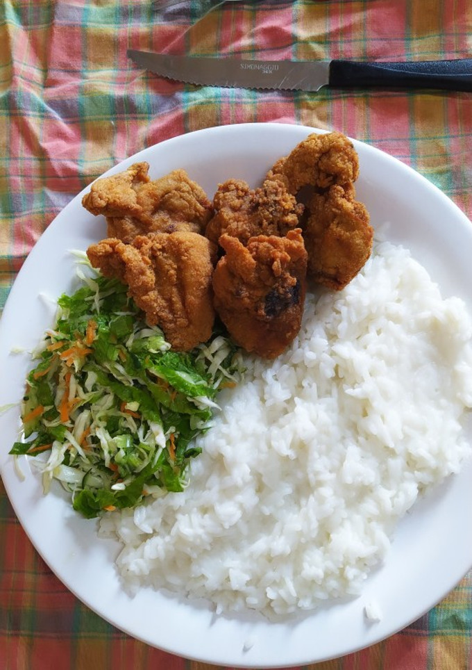 Una foto de Frango de passarinho con arroz blanco y ensaladas de verduras 😋