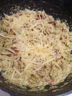 Una foto de Fideos con salsa de brócoli, nueces y tomates disecados