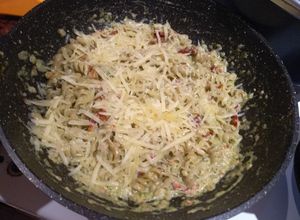 Una foto de Fideos con salsa de brócoli, nueces y tomates disecados