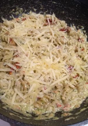 Una foto de Fideos con salsa de brócoli, nueces y tomates disecados