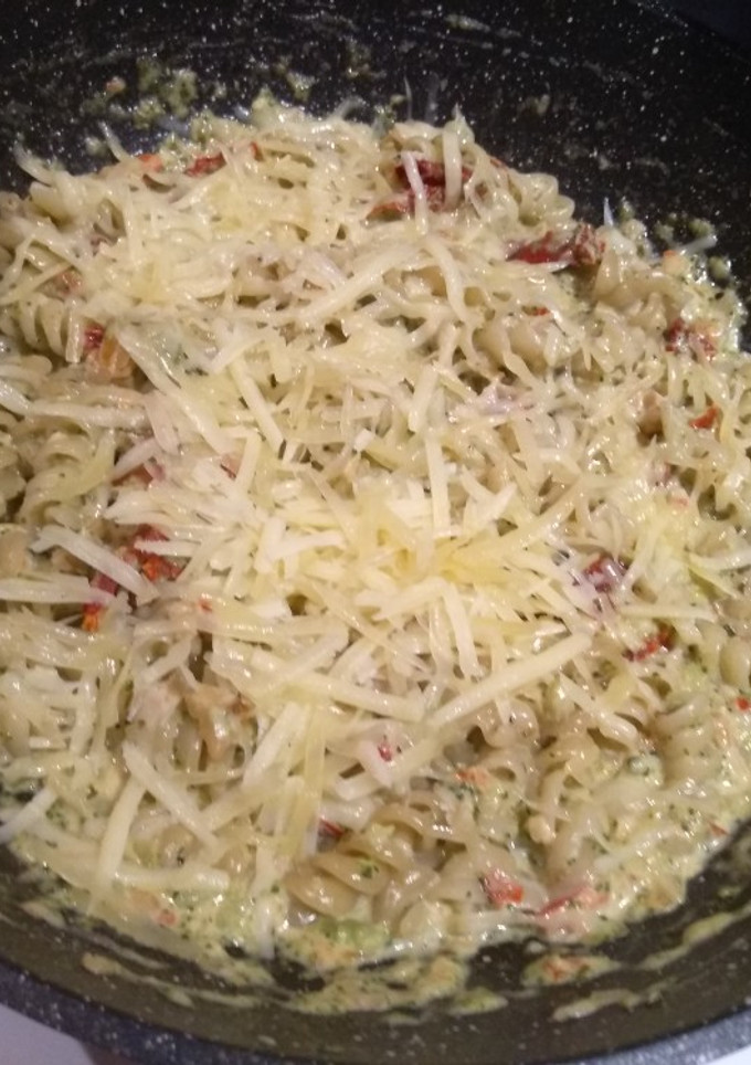 Una foto de Fideos con salsa de brócoli, nueces y tomates disecados